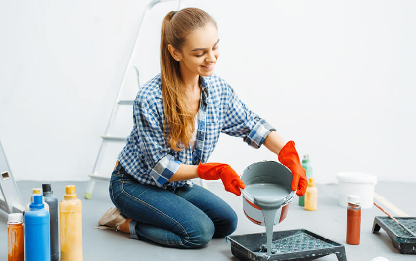 female house painter prepares for work 6VWYZ4M